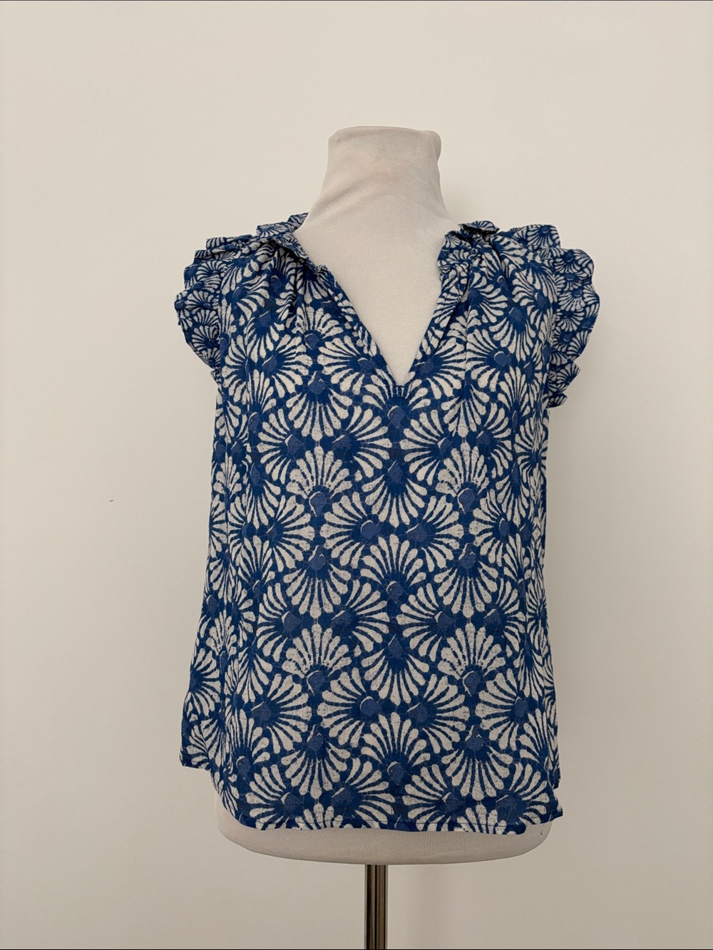 XiRENA Blue and White Floral V-Neck Cap Sleeve Blouse